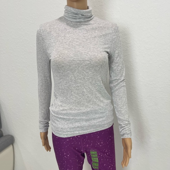 Fabletics XS Silver TurtleNeck Top Long Sleeve - Picture 3 of 9
